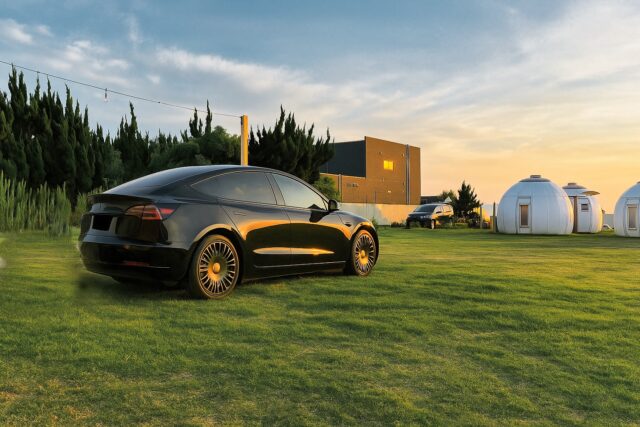 真夏の海辺でTesla車中泊。エアコンとEVの相性を試す